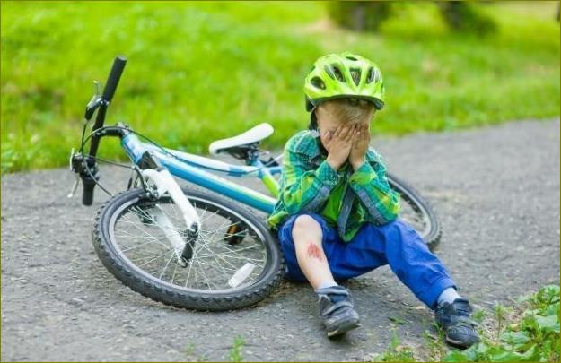 laps kukub jalgrattalt maha